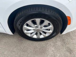 Chrysler Pacifica - Thumbnail 5