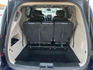 Chrysler Town & Country - Thumbnail 4