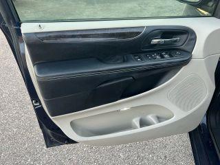 Chrysler Town & Country - Thumbnail 11