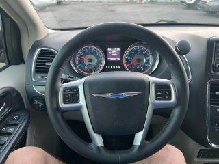 Chrysler Town & Country - Thumbnail 13