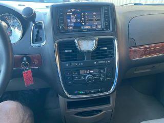 Chrysler Town & Country - Thumbnail 15