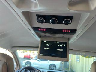 Chrysler Town & Country - Thumbnail 4