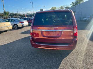 Chrysler Town & Country - Thumbnail 10