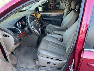 Chrysler Town & Country - Thumbnail 12