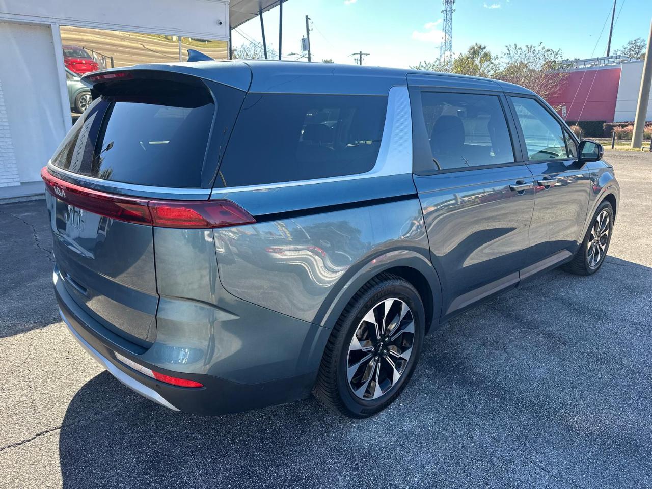 Kia Carnivalex - Thumbnail 3