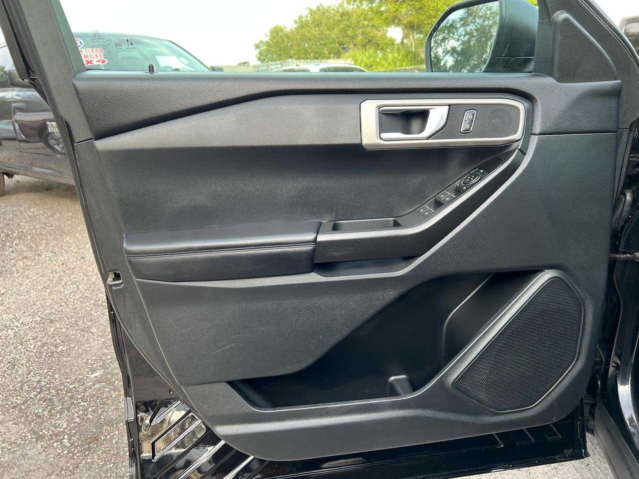 Ford Explorer - Thumbnail 12