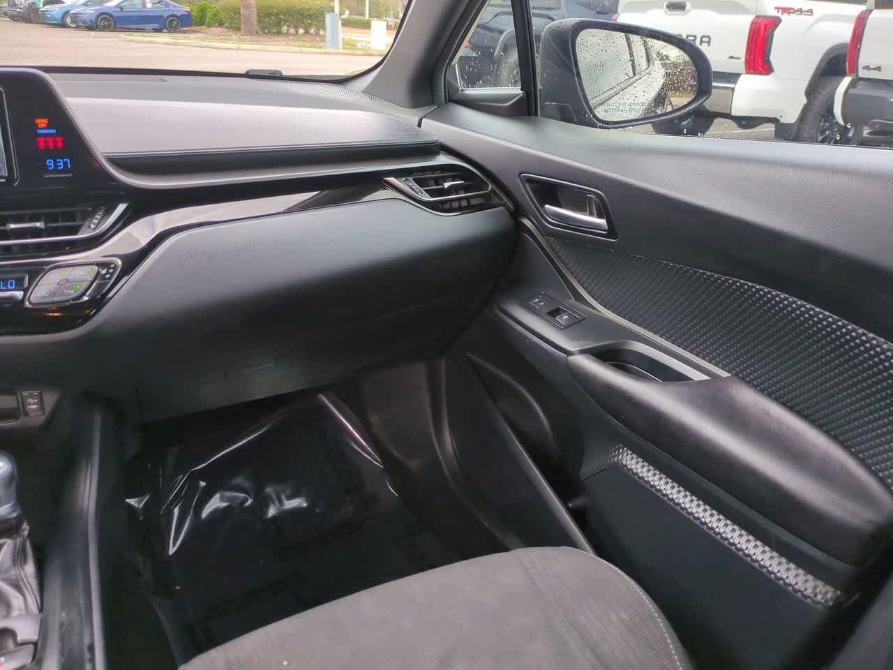 Toyota C-Hr Xle Premium Fwd Sport Utility - Thumbnail 17