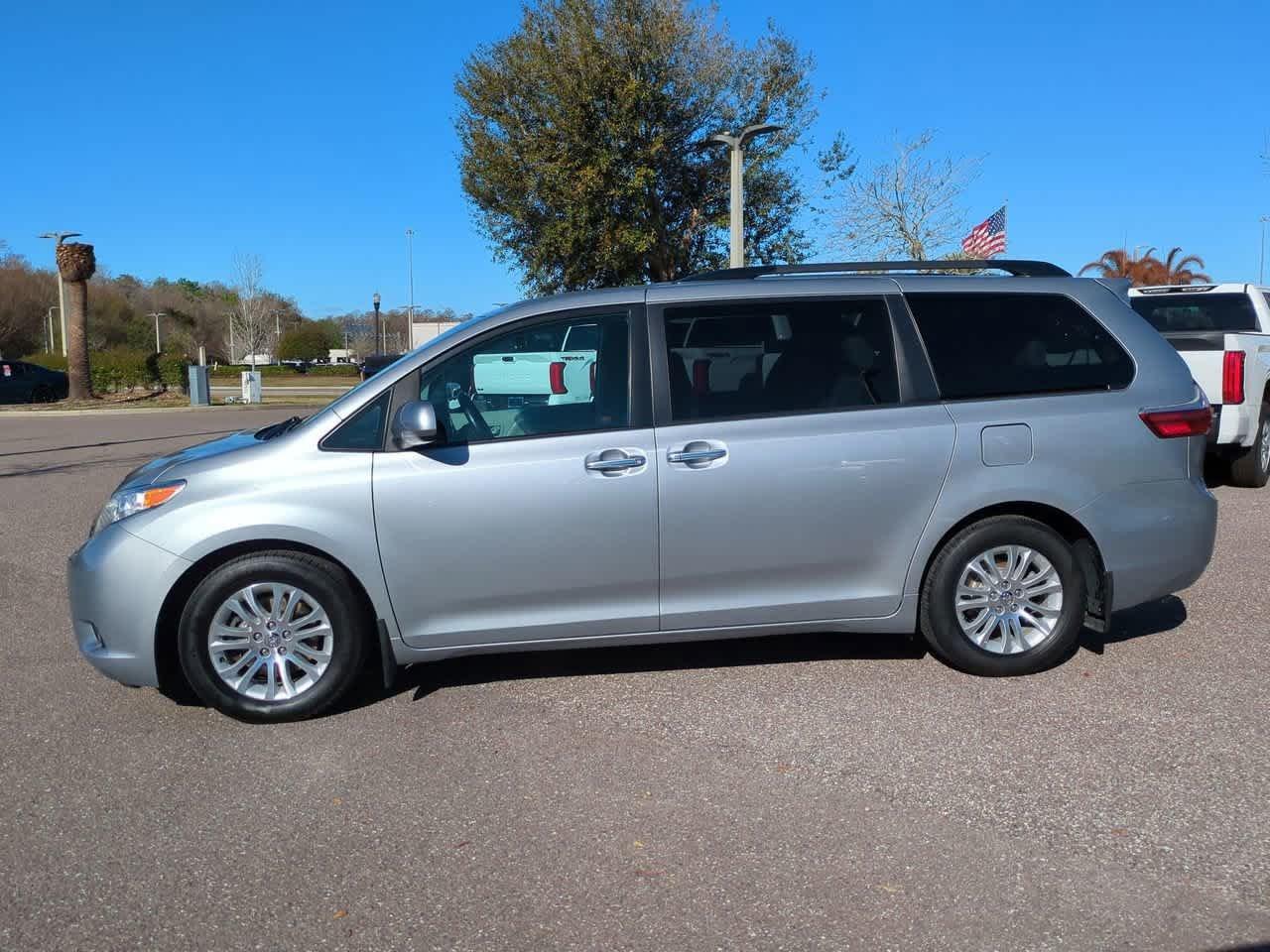 Toyota Sienna Xle Fwd - Thumbnail 4