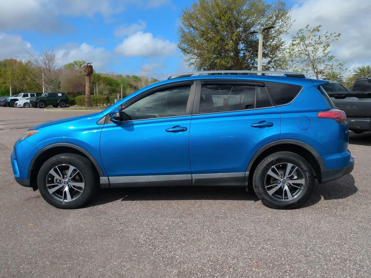 Toyota Rav4 Xle With Navigation - Thumbnail 4