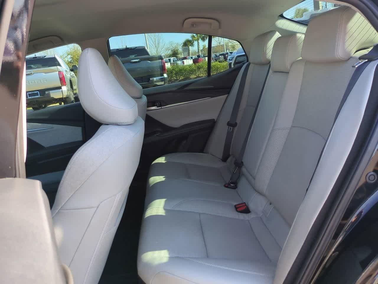 Toyota Camry Xle With Navigation - Thumbnail 14