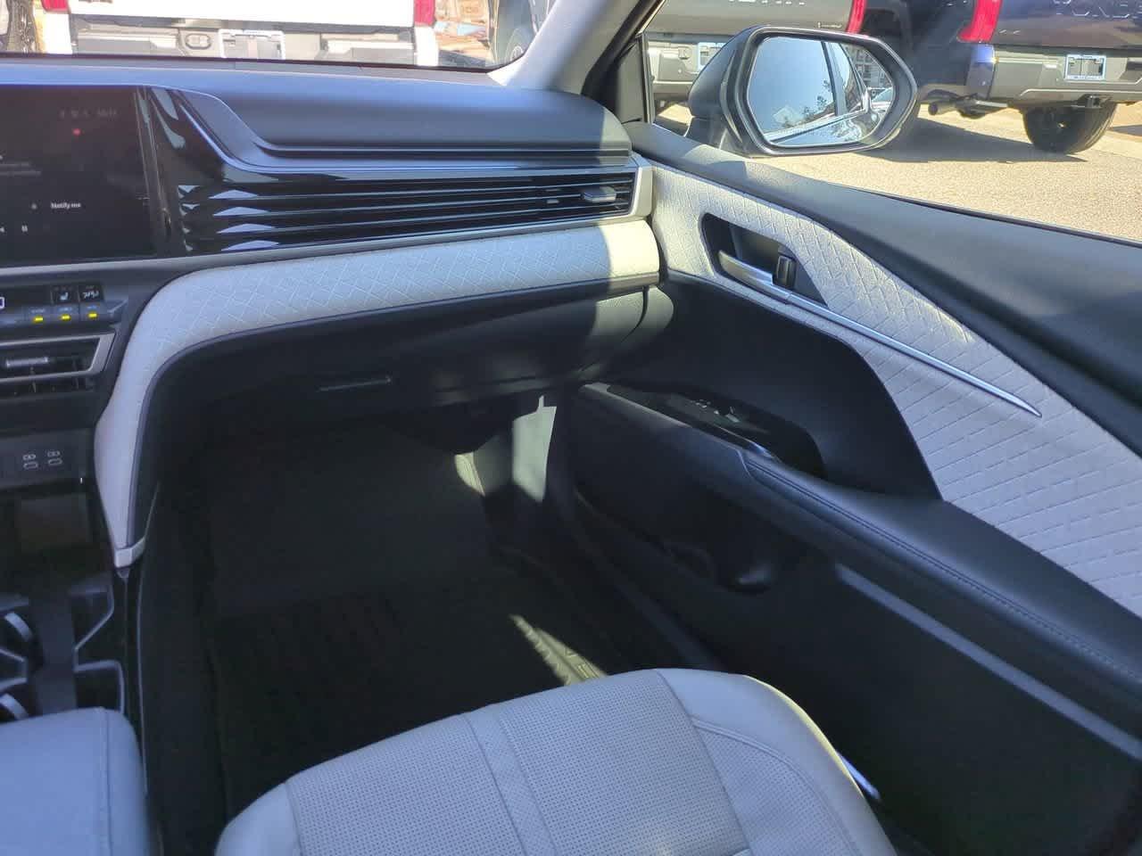 Toyota Camry Xle With Navigation - Thumbnail 17