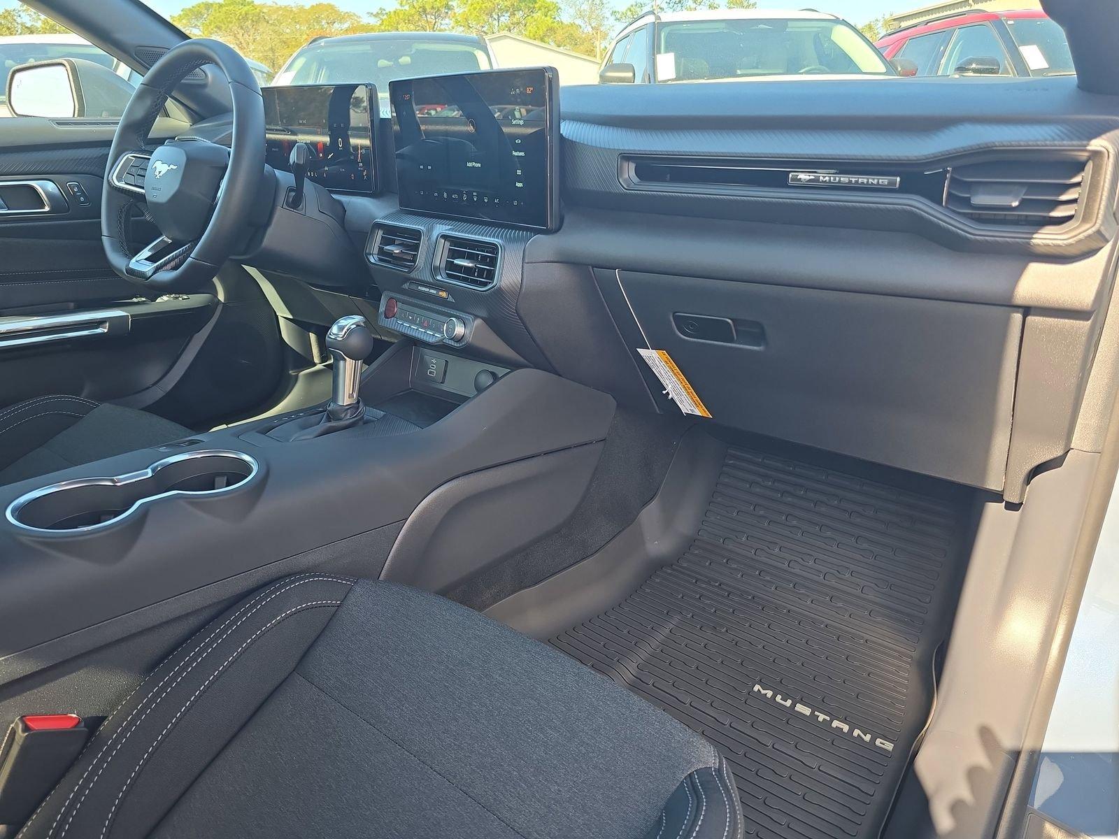 Ford Mustang Ecoboost Rwd Fastback - Thumbnail 9