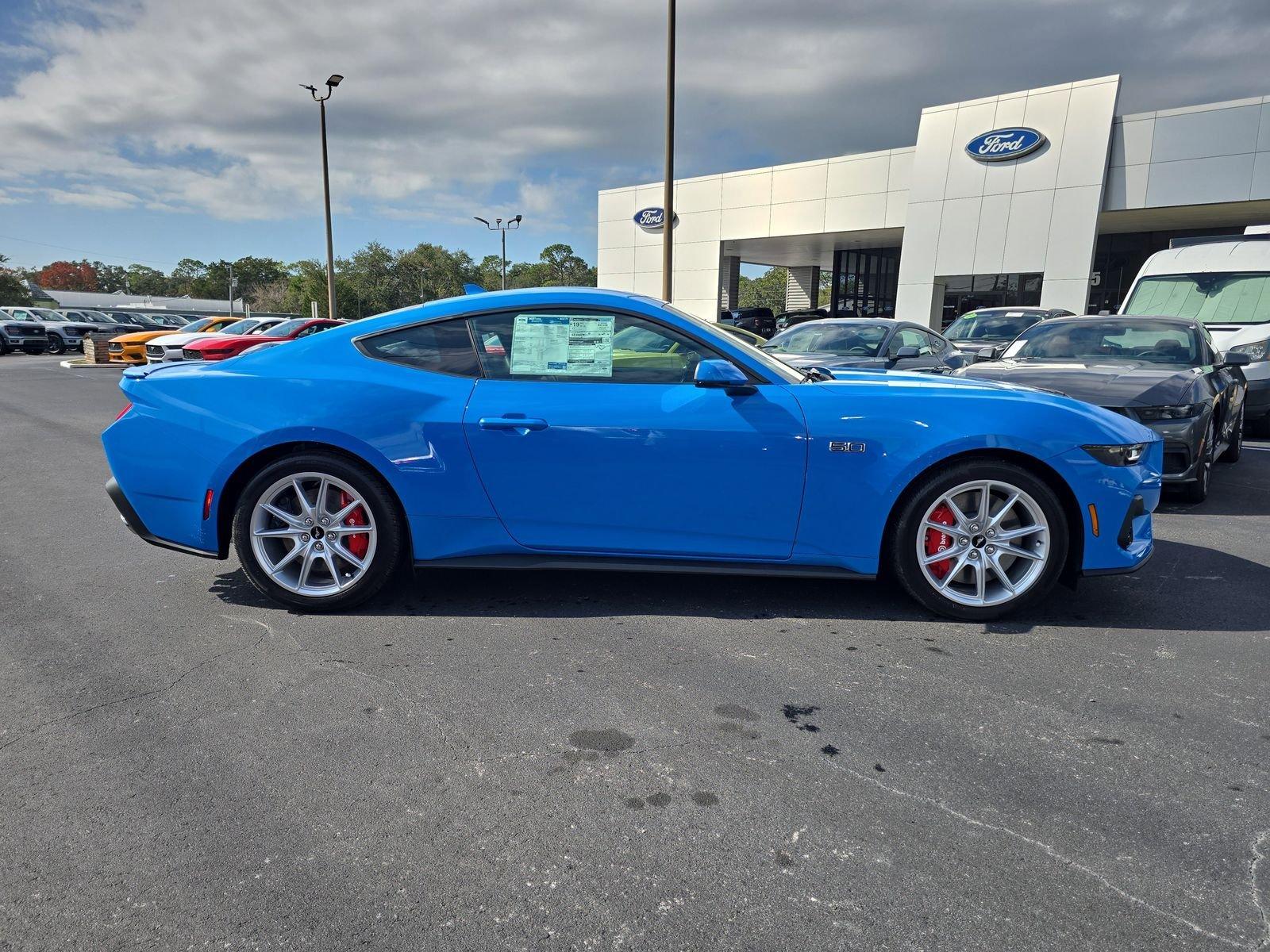 Ford Mustang Gt Premium Rwd Fastback - Thumbnail 4