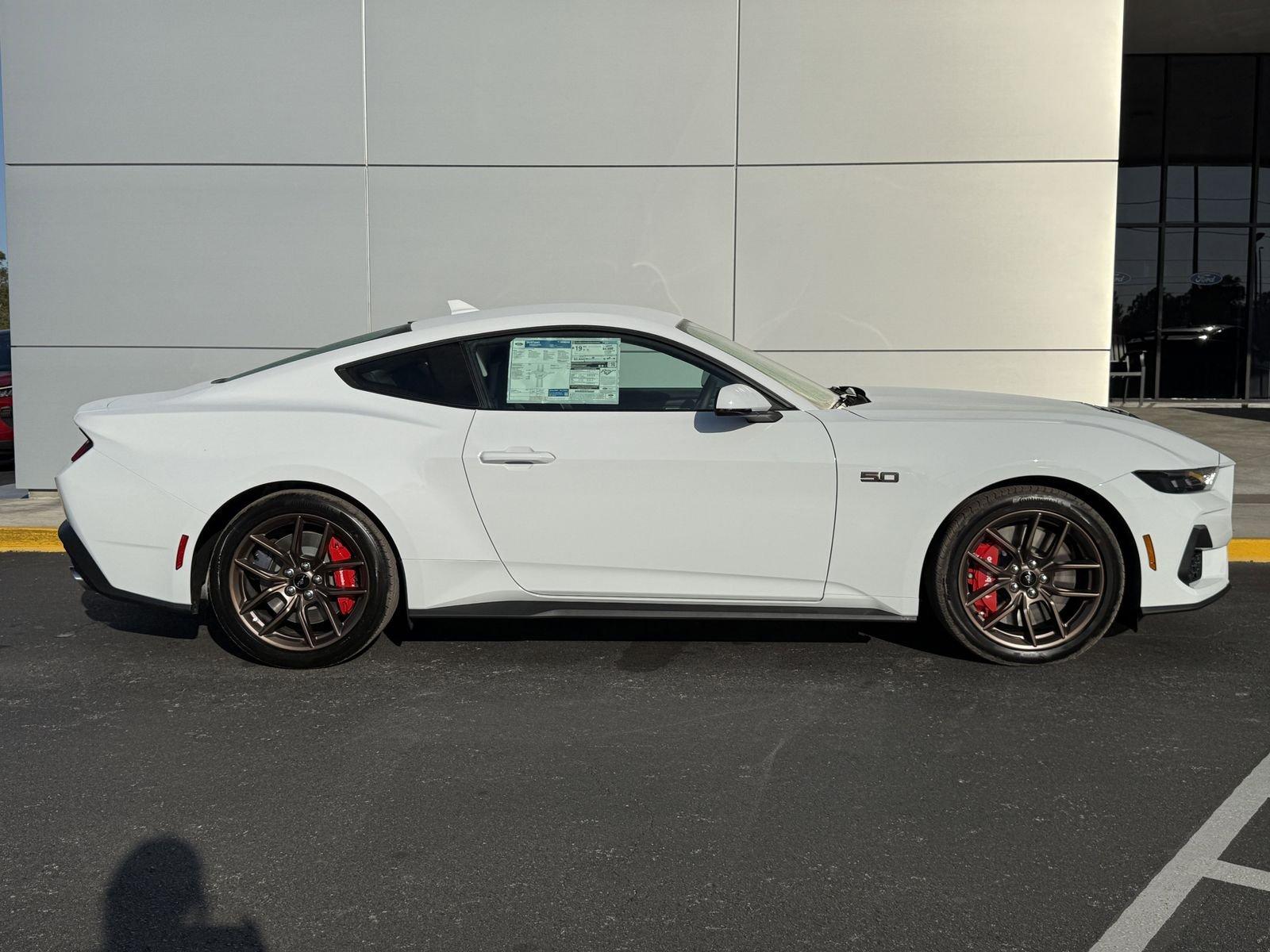 Ford Mustang Gt Premium Rwd Fastback - Thumbnail 4