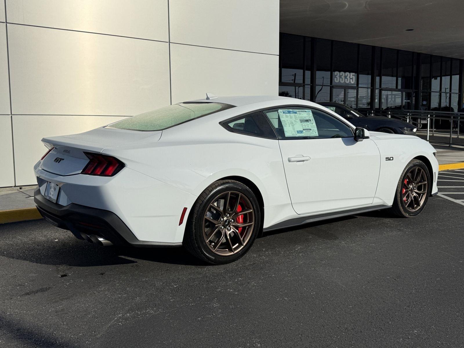 Ford Mustang Gt Premium Rwd Fastback - Thumbnail 5