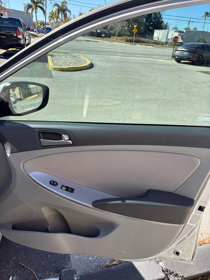 Hyundai Accentse 4-Door 6A - Thumbnail 16