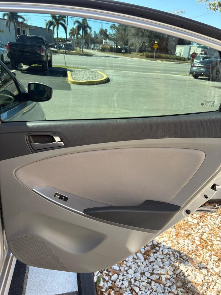 Hyundai Accentse 4-Door 6A - Thumbnail 14