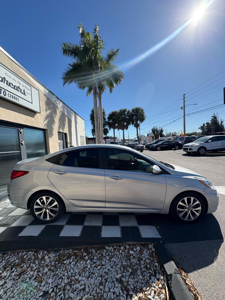 Hyundai Accentse 4-Door 6A - Thumbnail 4