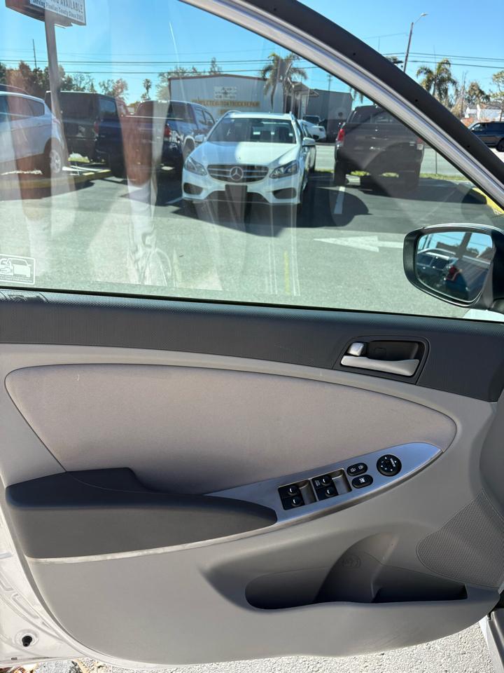 Hyundai Accentse 4-Door 6A - Thumbnail 8