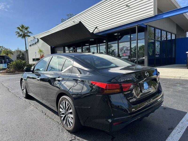 Nissan Altima - Thumbnail 3