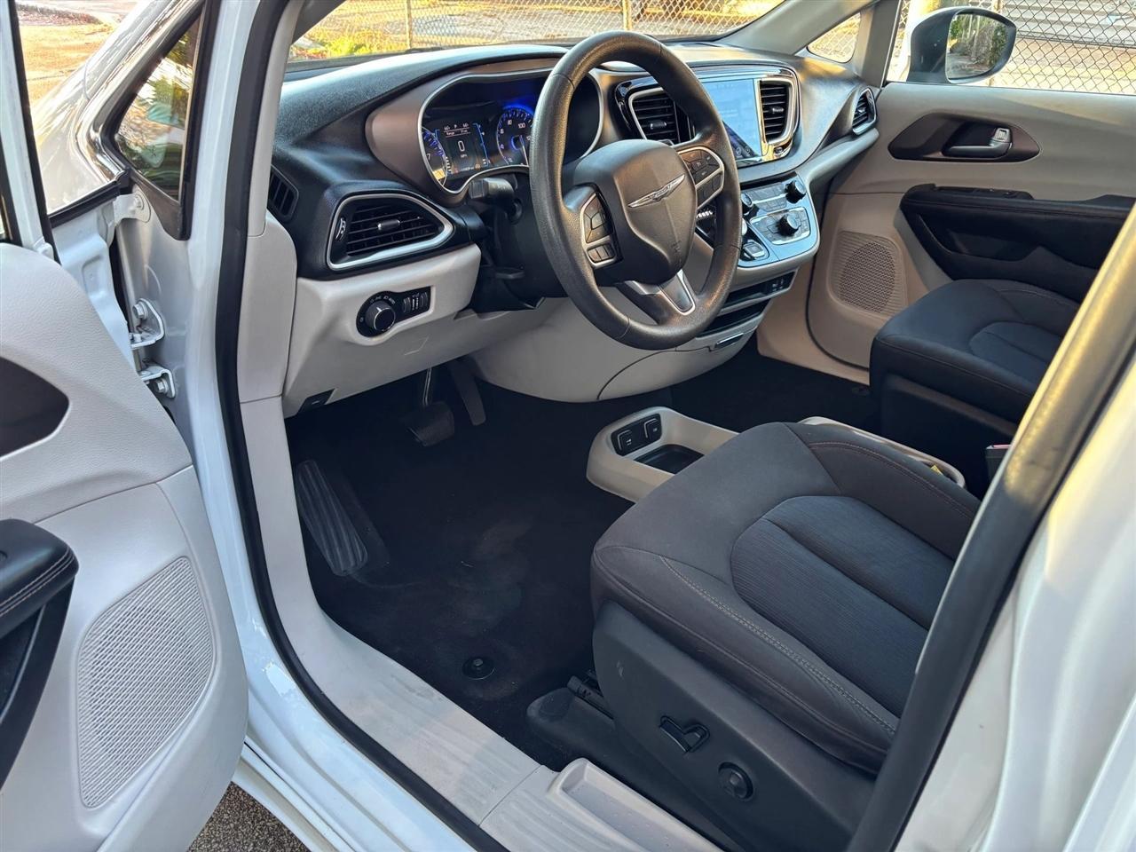 Chrysler Pacifica Touring - Thumbnail 9