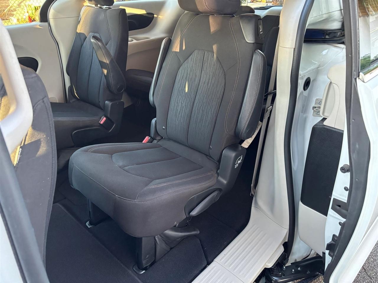 Chrysler Pacifica Touring - Thumbnail 12