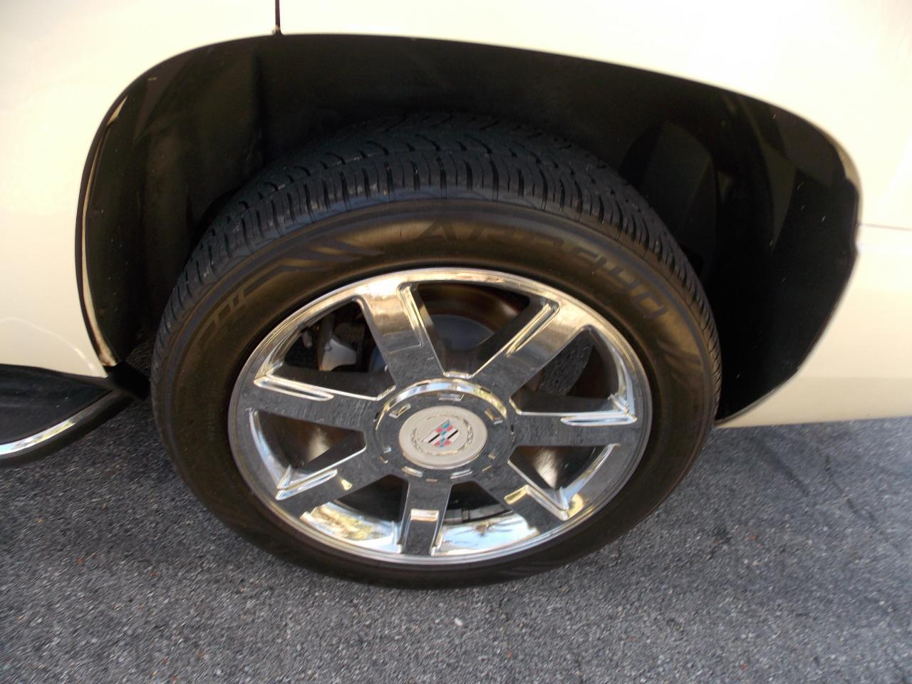 Cadillac Escalade2Wd 4Dr - Thumbnail 2