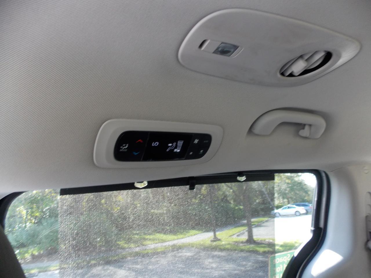 Chrysler Pacificatouring L Fwd - Thumbnail 2