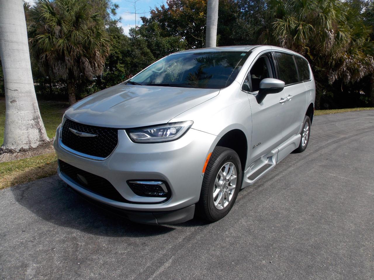 Chrysler Pacificatouring L Fwd - Thumbnail 4