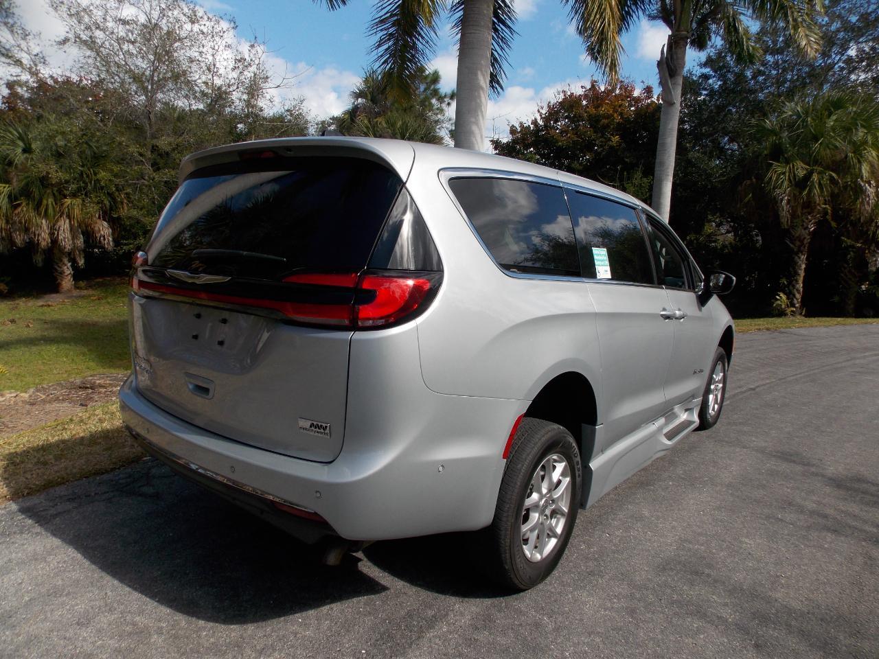 Chrysler Pacificatouring L Fwd - Thumbnail 7