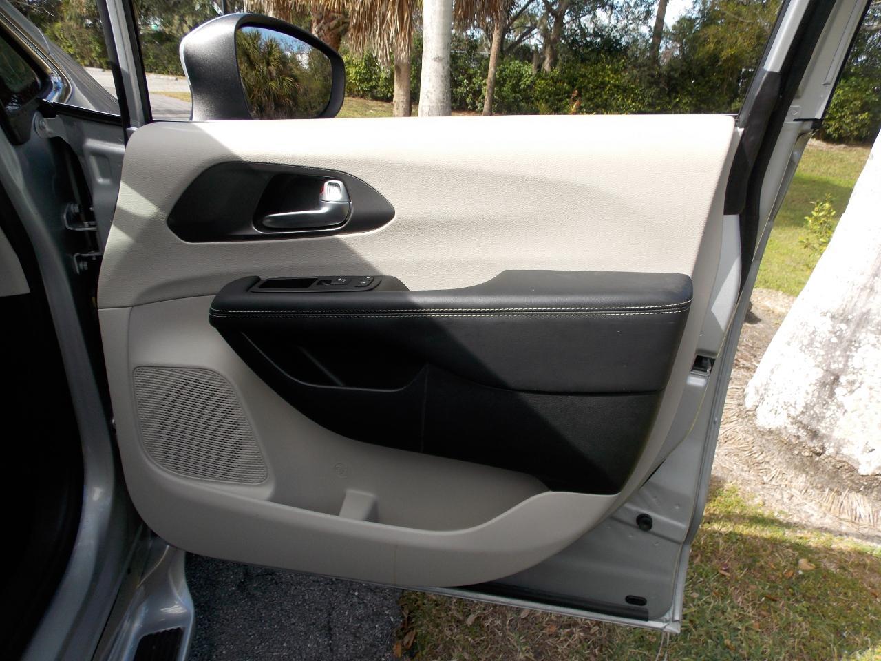 Chrysler Pacificatouring L Fwd - Thumbnail 20