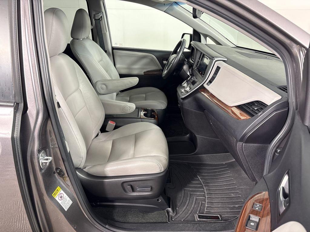 Toyota Sienna L - Thumbnail 9