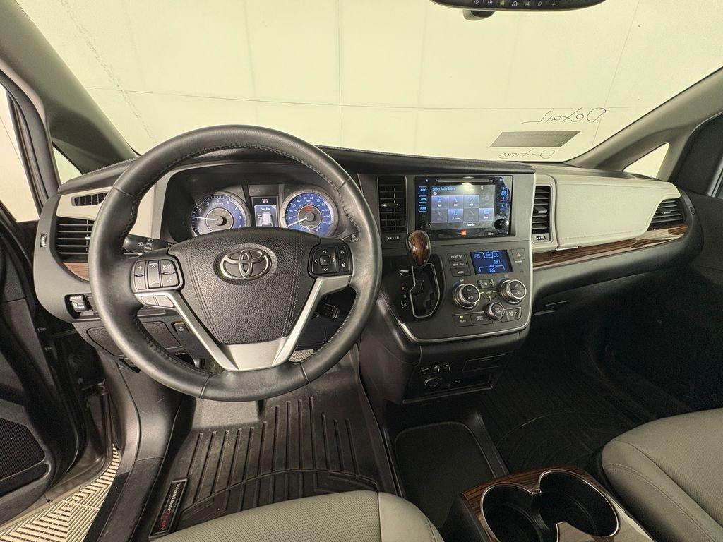 Toyota Sienna L - Thumbnail 10