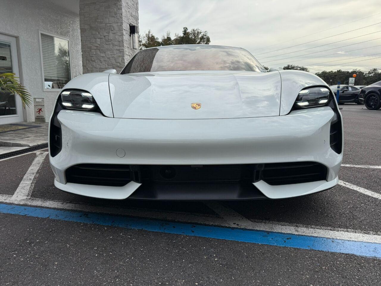 Porsche Taycan - Thumbnail 12