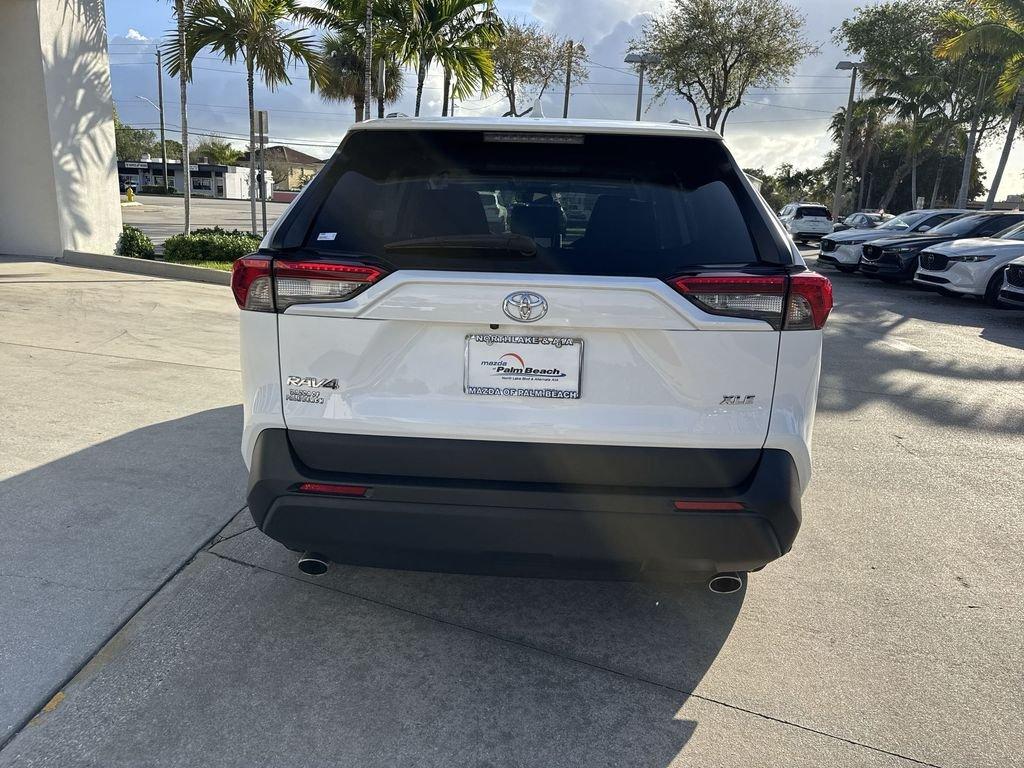 Toyota Rav4 Xle Fwd 4D Sport Utility - Thumbnail 4