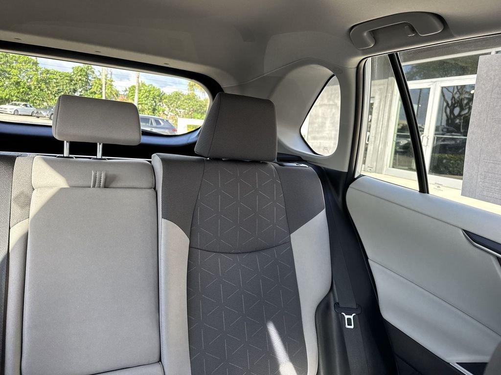 Toyota Rav4 Xle Fwd 4D Sport Utility - Thumbnail 19