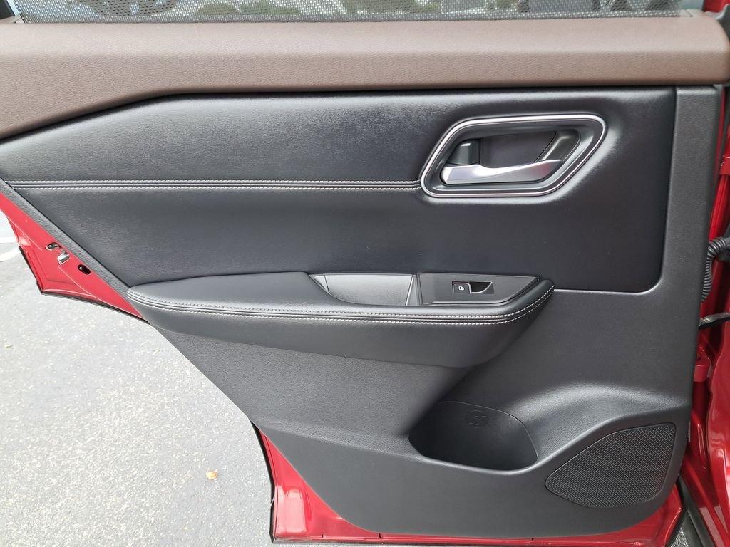 Nissan Rogue Platinum - Thumbnail 15