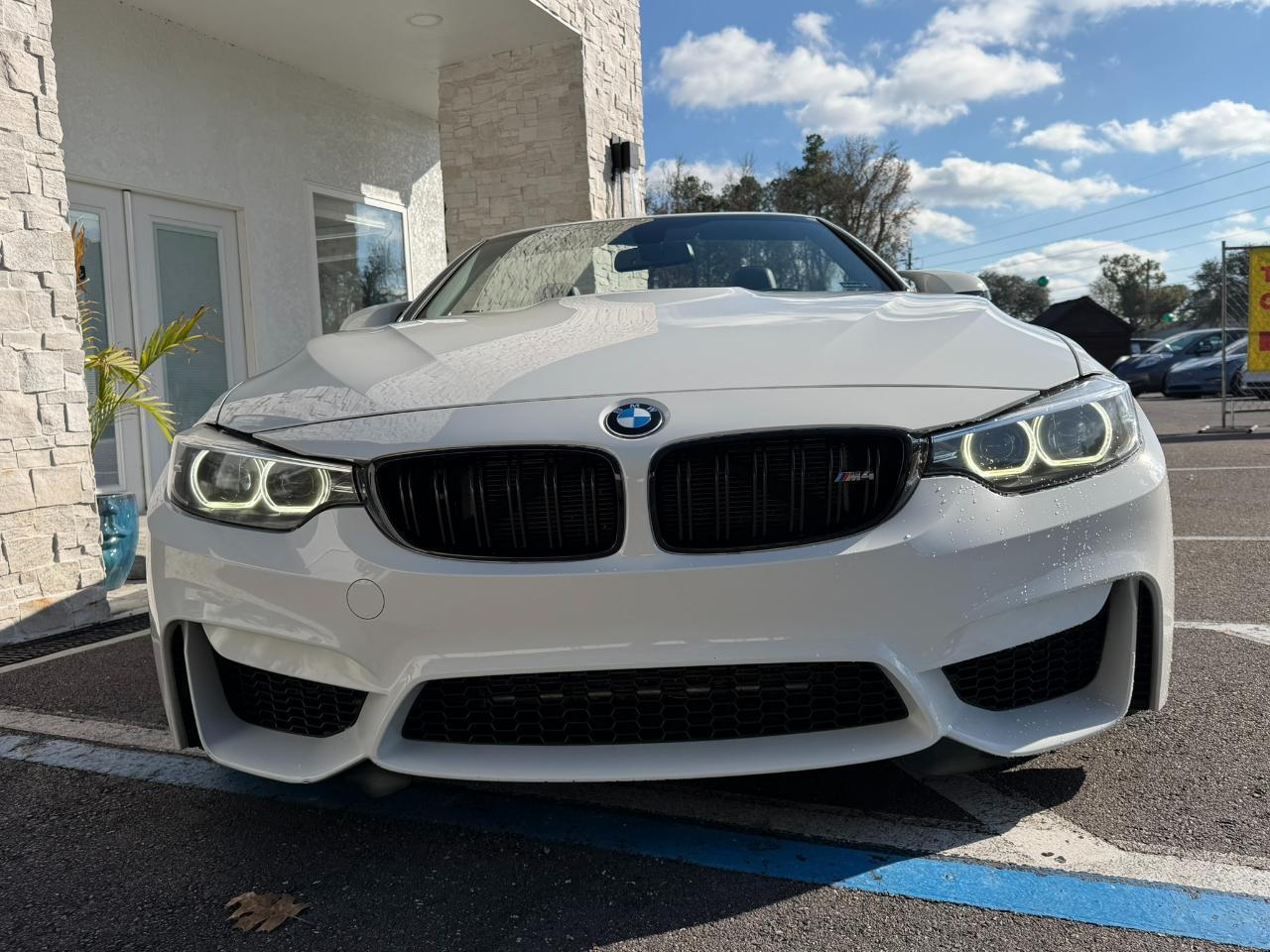 BMW M4 - Thumbnail 3