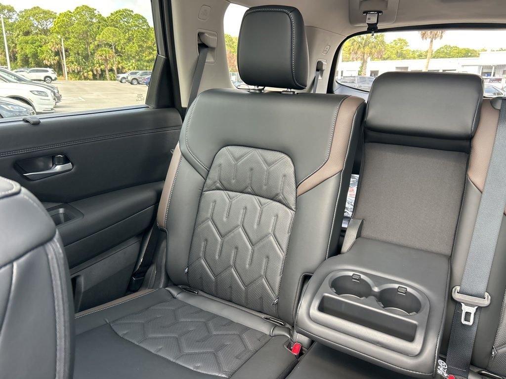 Nissan Pathfinder Platinum - Thumbnail 14