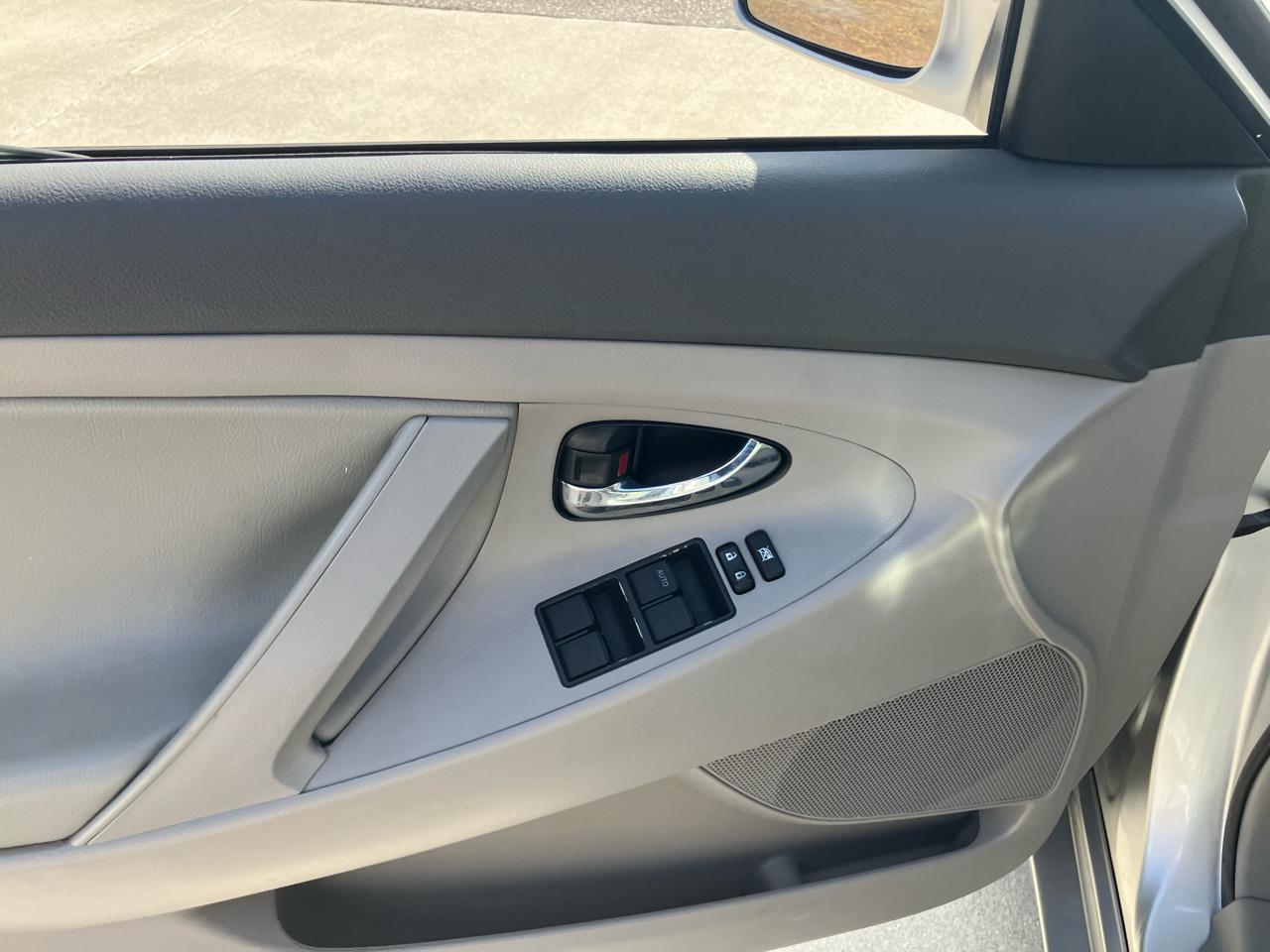 Toyota Camryse 5-Spd At - Thumbnail 9