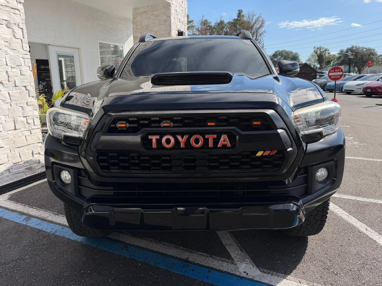 Toyota Tacoma - Thumbnail 3