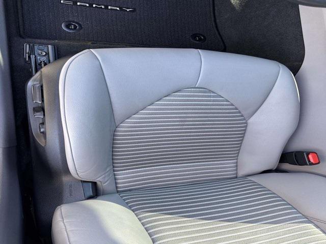 Toyota Camry Se Sedan - Thumbnail 9