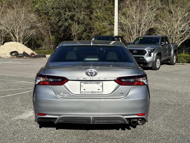 Toyota Camry Se Sedan - Thumbnail 3