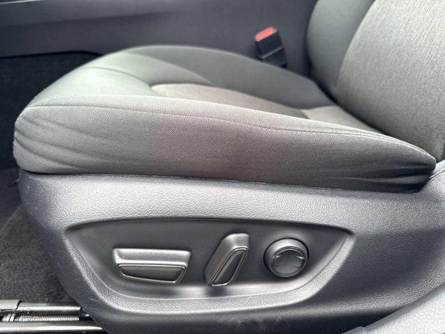 Toyota Camry Le Sedan - Thumbnail 10