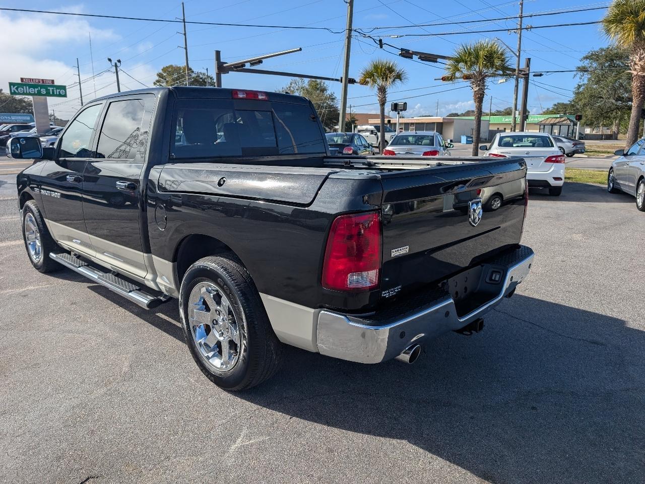 Ram 15002Wd Crew Cab 140.5" Laramie - Thumbnail 3