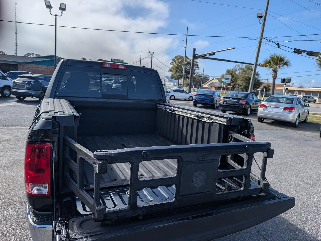 Ram 15002Wd Crew Cab 140.5" Laramie - Thumbnail 4