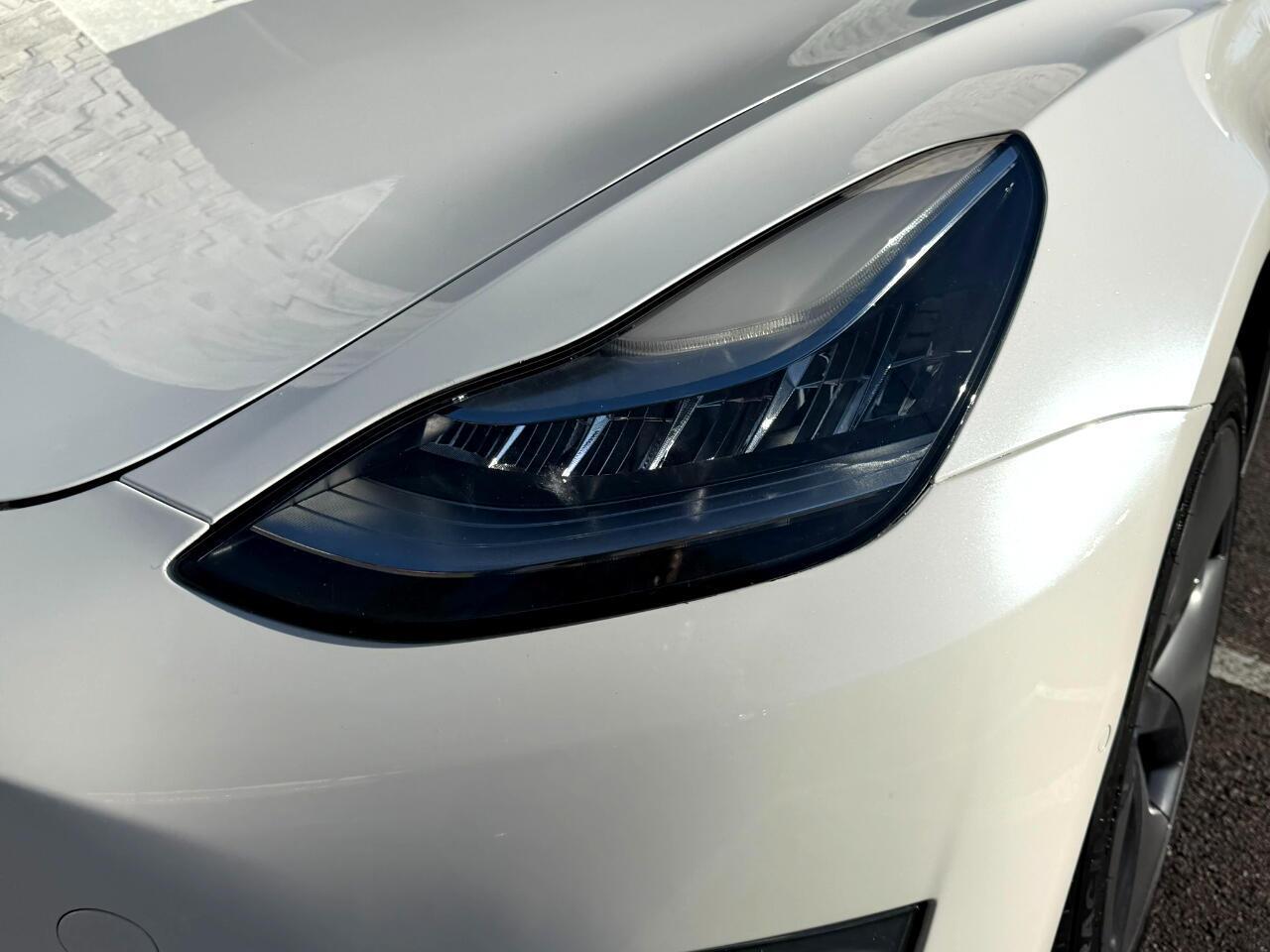 Tesla Model 3 - Thumbnail 4