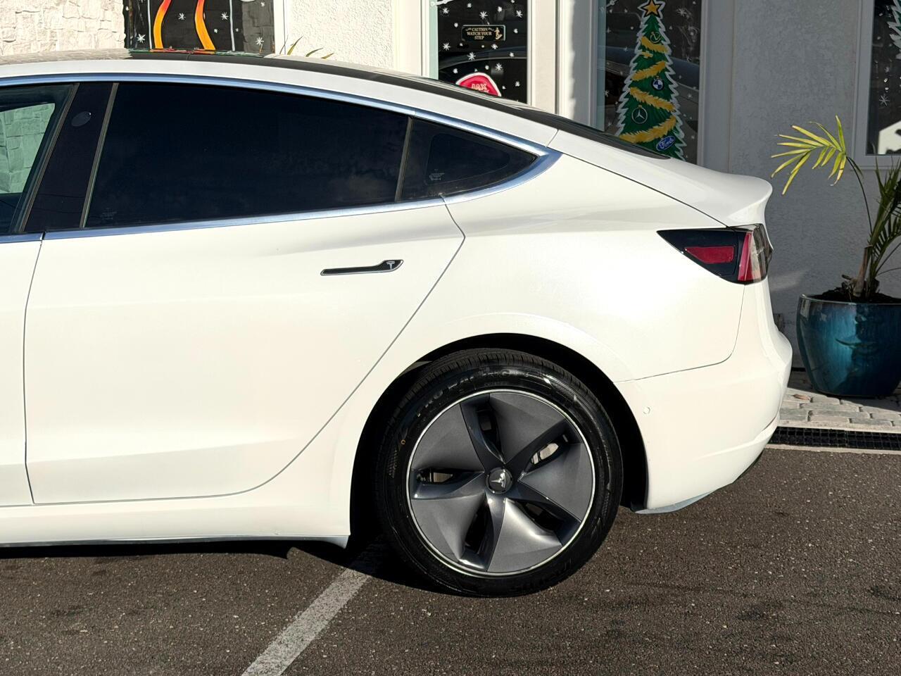 Tesla Model 3 - Thumbnail 8