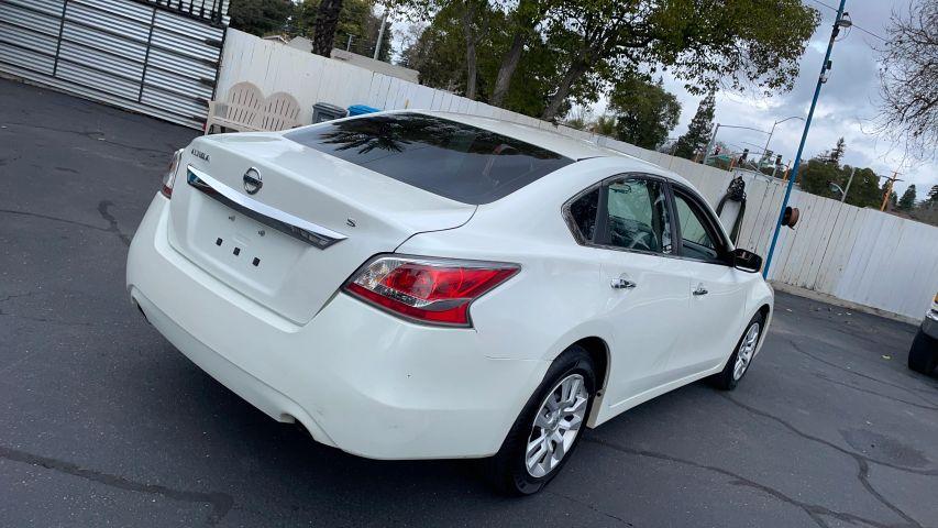 Nissan Altima - Thumbnail 3