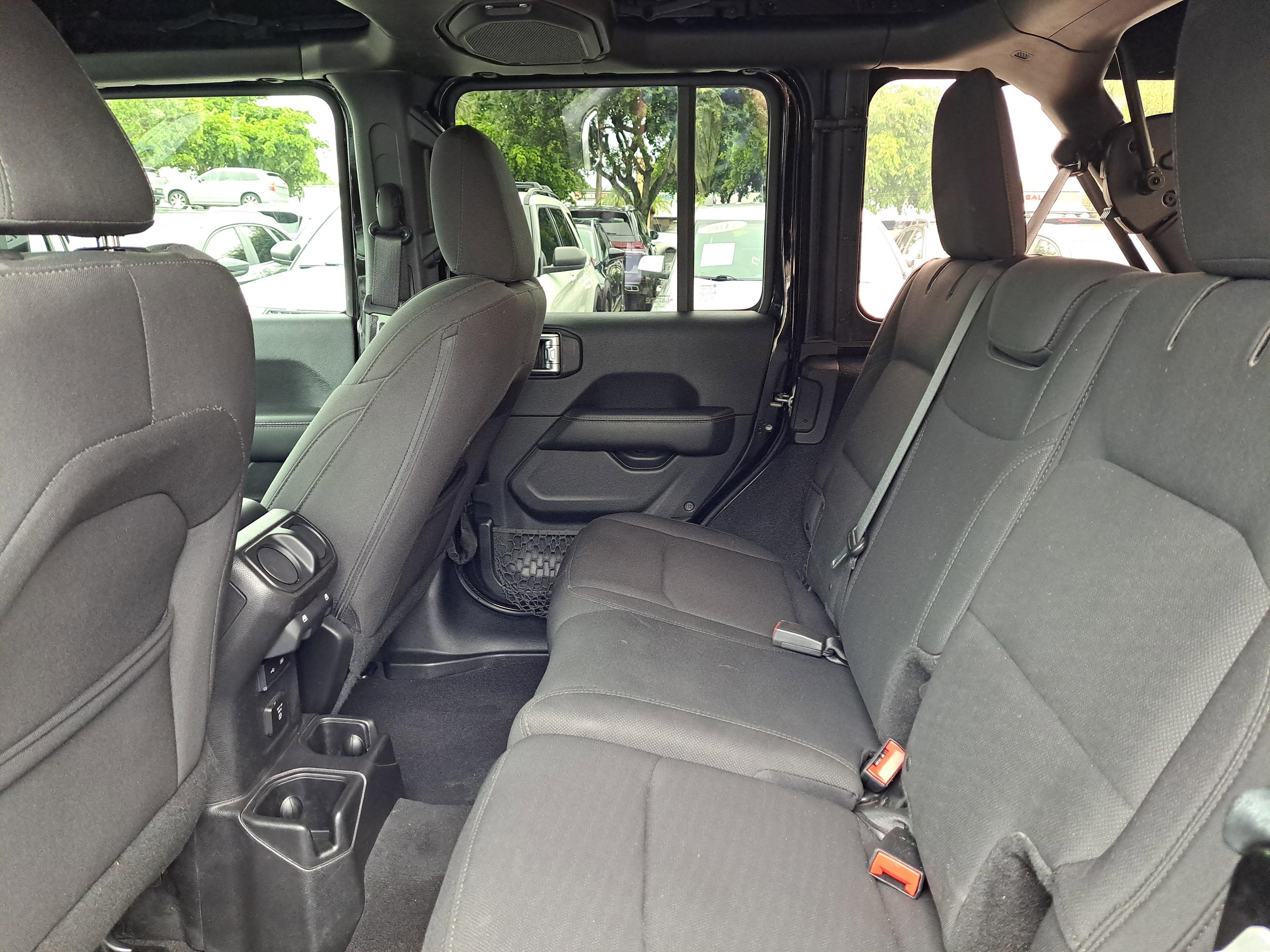 Jeep Wrangler Unlimited Sahara - Thumbnail 7